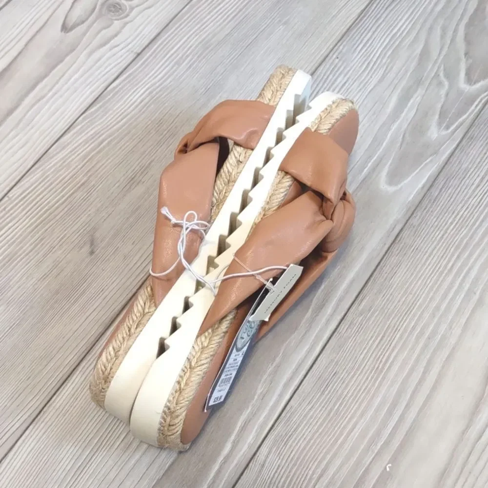 (23-1742) Universal Thread  Dena Sandals Size 9.5